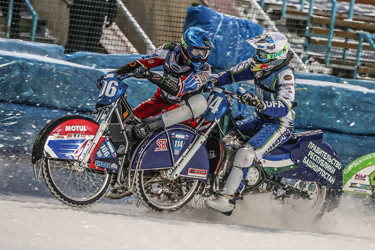 Dinar Valeev (weiß) gegen Weltmeister Koltakov