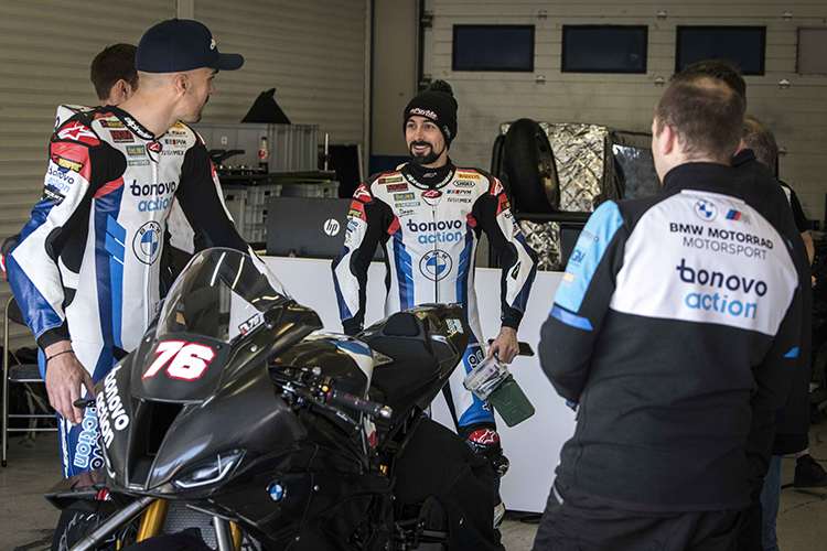 Blick in die Bonovo-Box: Links Loris Baz, in der Mitte Eugene Laverty