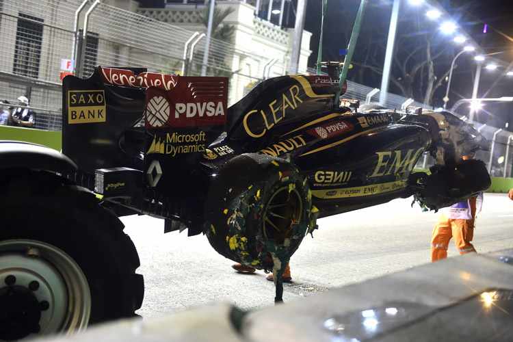 Totalschaden: Pastor Maldonados Lotus nach dem Mauerkuss