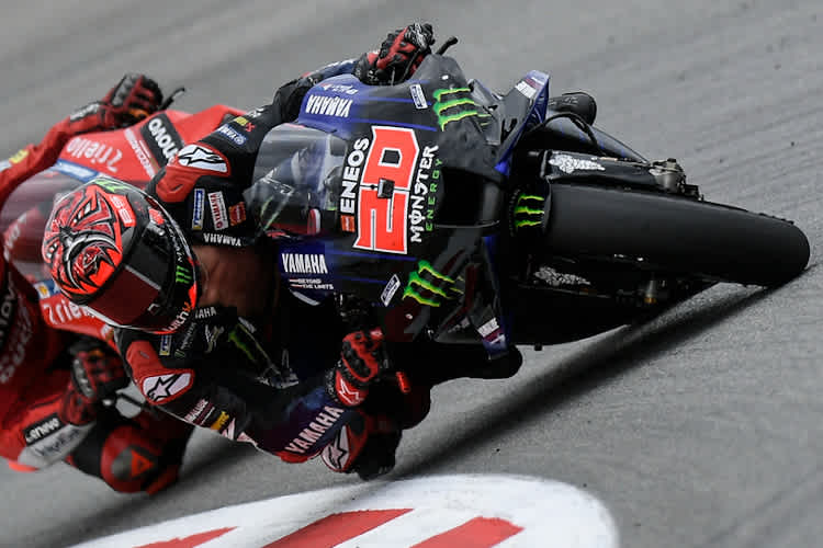 Fabio Quartararo mit offenem Reißverschluss beim Catalunya-GP