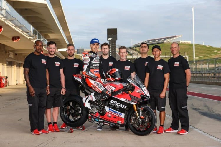 Loris Baz und sein MotoAmerica-Team