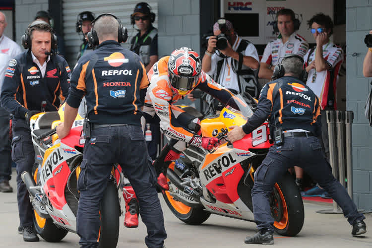 Marc Márquez beim zu späten Motorradwechsel beim Australien-GP