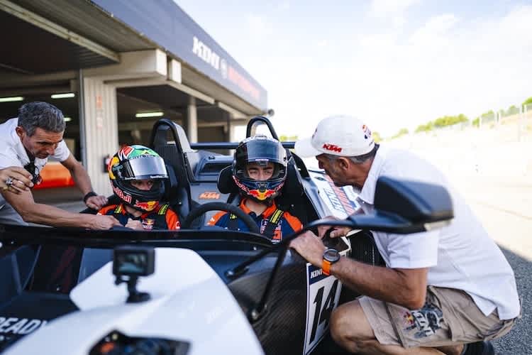 Pedro Acosta und Brad Binder erhielten vor der Fahrt wertvolle Anweisungen von Heinz Kinigadner