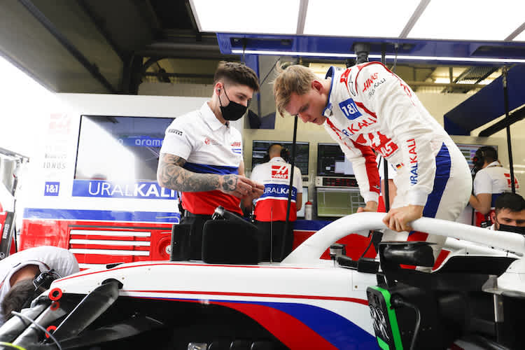 Mick Schumacher steigt in seinen Haas-Renner