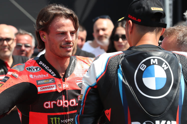 Nicolo Bulega (li.) kann als Einziger Toprak Razgatlioglu das Wasser reichen