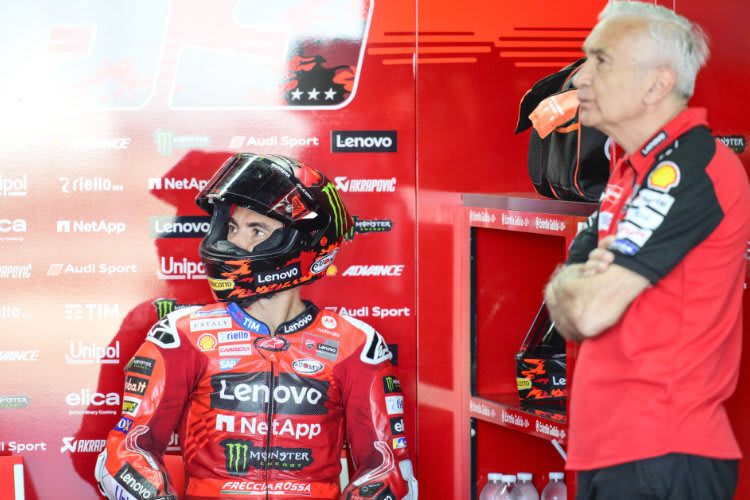 Pecco Bagnaia (li.) mit Ducati-Lenovo-Teammanager Davide Tardozzi