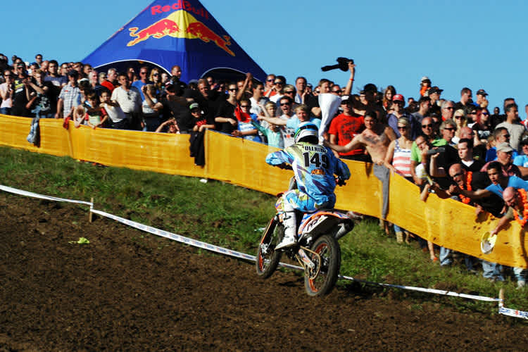 Grossartige Stimmung: Die Fans feuern Dennis Ullrich auf dem Weg zum Titel an