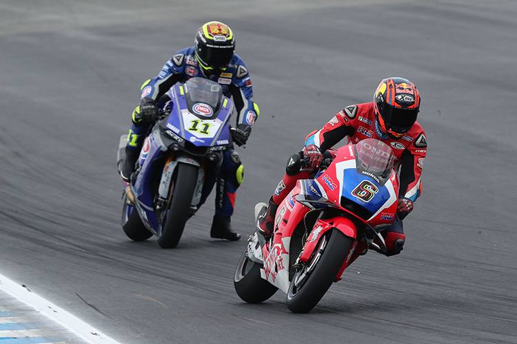 Stefan Bradl vor Sandro Cortese