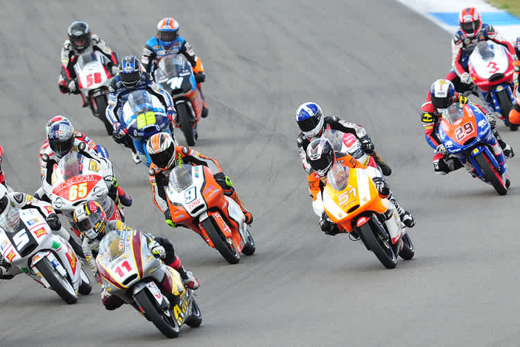 Toni Finsterbusch (9) im Pulk nach dem Start in Assen