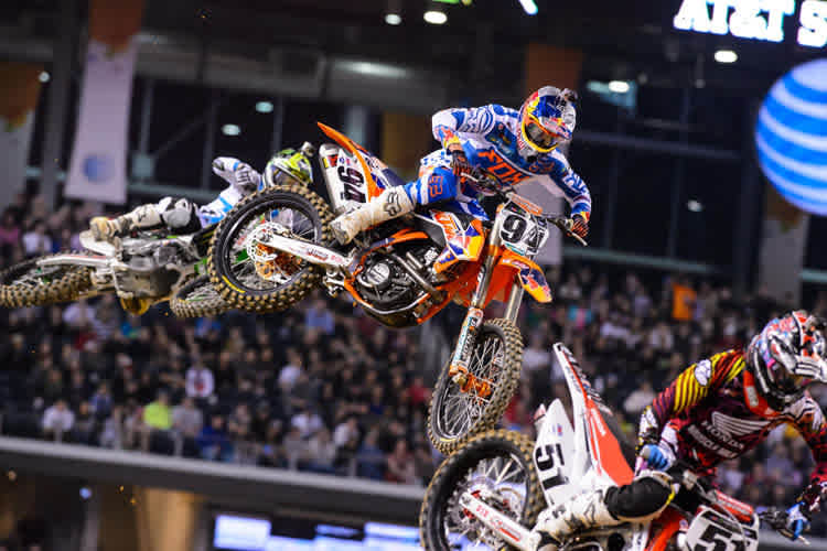 Supercross-WM in Arlington: Ken Roczen (94) vor Weltmeister Villopoto, vorne entschwindet Justin Barcia (51)