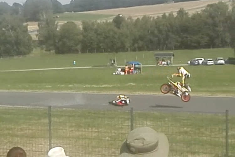 Victor Steeman überfuhr seinen Teamkollegen und flog im hohen Bogen ab