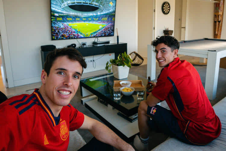 Alex und Marc Márquez verfolgen die Spiele im Spanien-Trikot