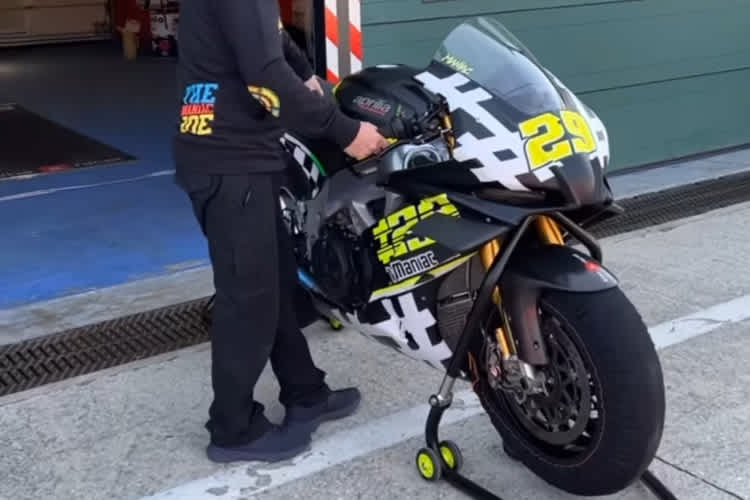 In der Boxengasse von Misano: Die Maschine von Andrea Iannone läuft warm
