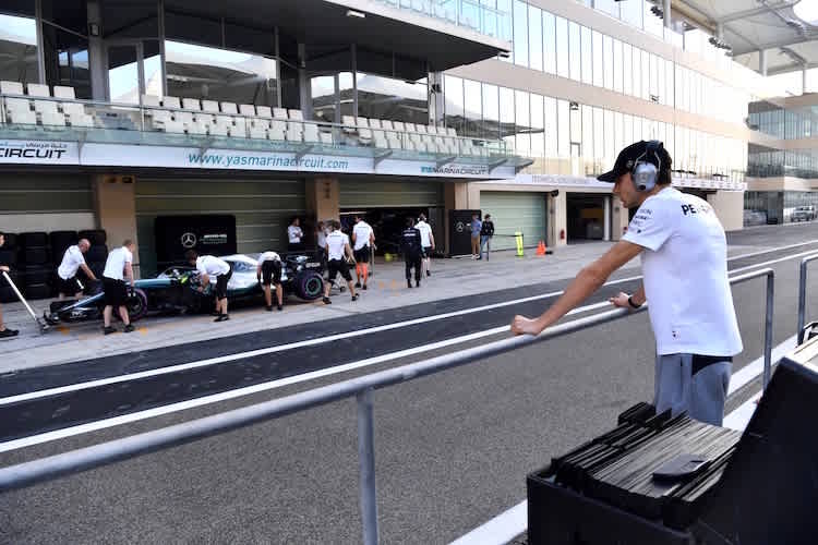 Esteban Ocon beobachtet das Testgeschehen