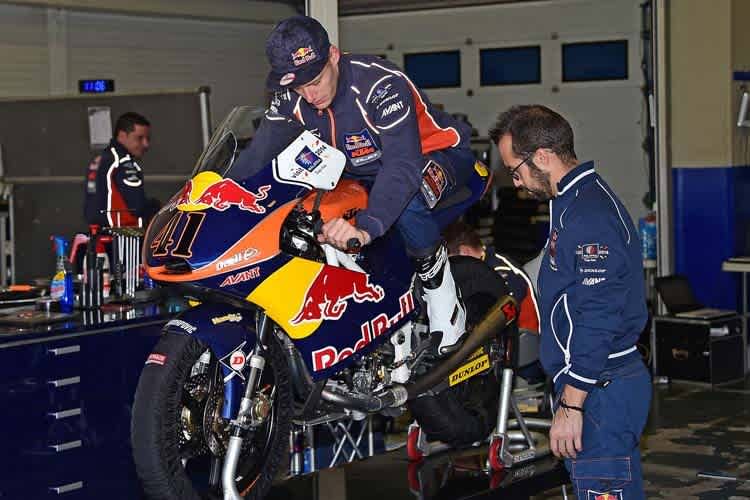 Brad Binder beim Probesitzen auf der Red Bull-KTM