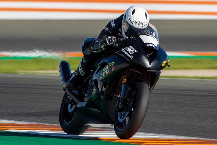 Philipp Öttl auf dem Trainingsmotorrad