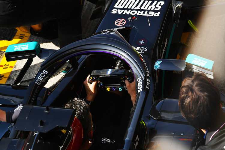 Ein Rennmechaniker im Mercedes