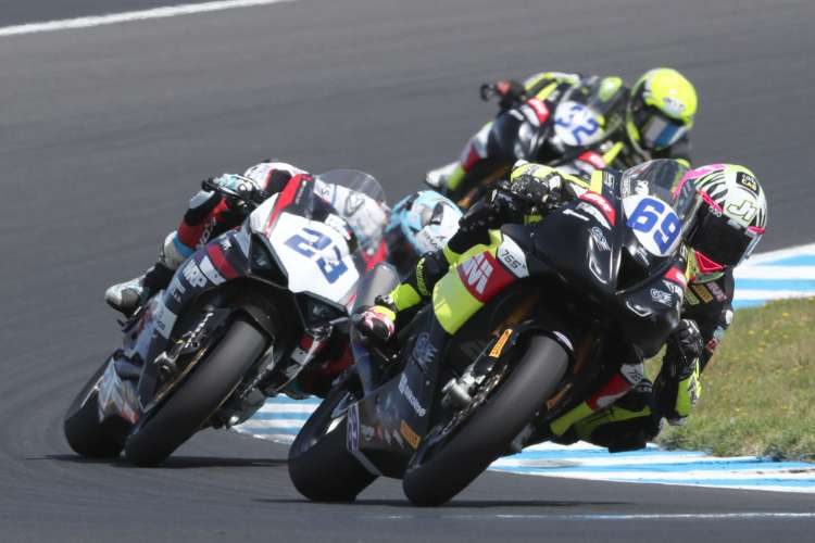 Tom Booth-Amos vor Marcel Schrötter