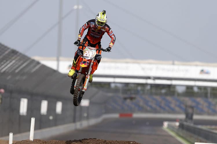 Antonio Cairoli schwebt über der Start-Zielgeraden des EuroSpeedway