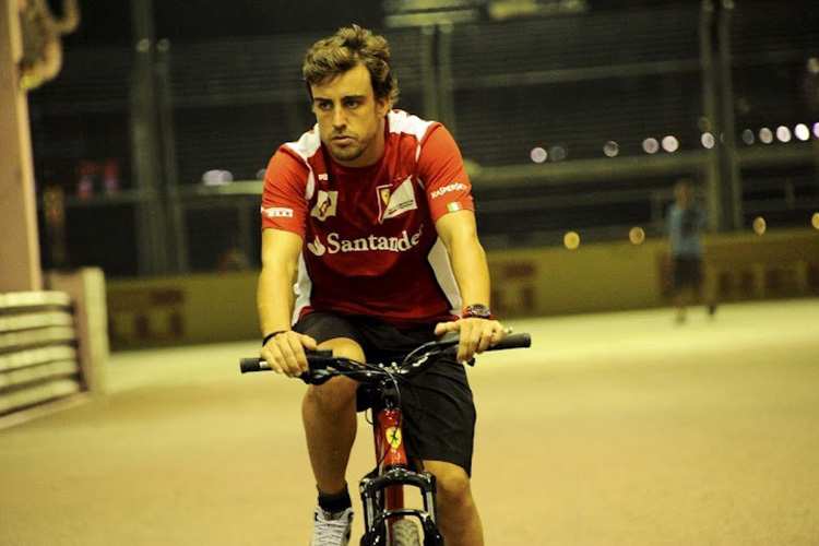 Genau, das ist der Rennfahrer Fernando Alonso