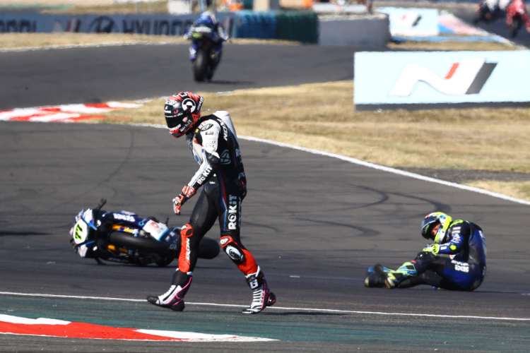 Scott Redding (stehend) kam glimpflicher davon als Domi Aegerter