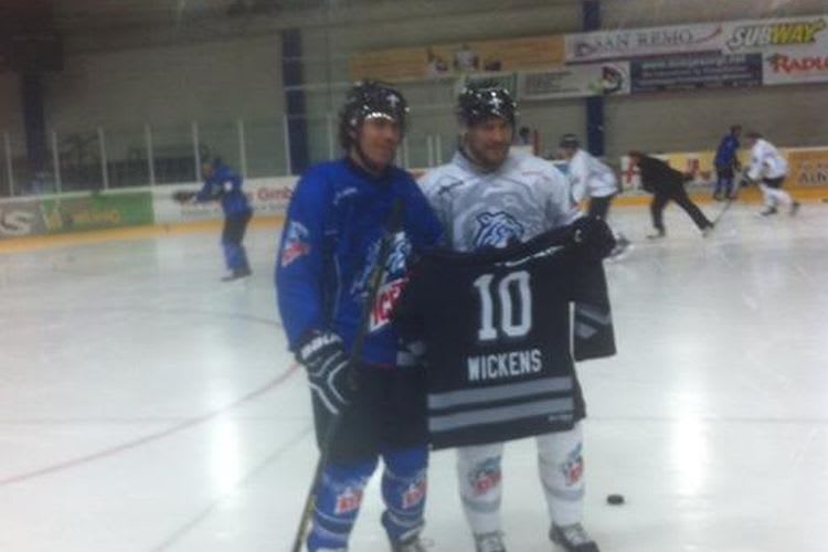 Robert Wickens beim Eishockey-Training