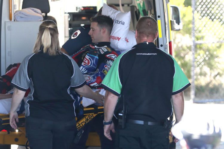 Jonathan Rea wurde mit dem Krankenwagen abtransportiert
