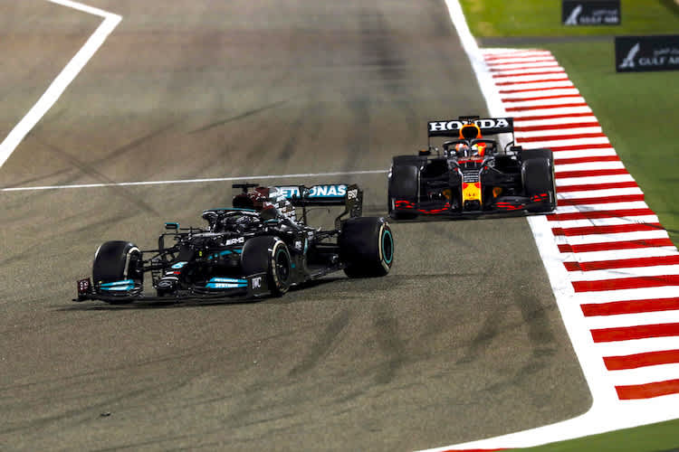 Lewis Hamilton vor Max Verstappen