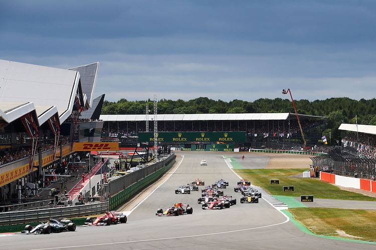 Die Fahrer der zehn Teams kurz nach dem Start zum britischen Grand Prix in Silverstone