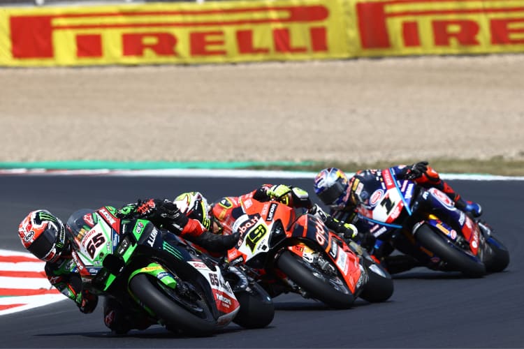 Fast immer eng beisammen: Johnny Rea (65), Alvaro Bautista (19) und Toprak Razgatlioglu