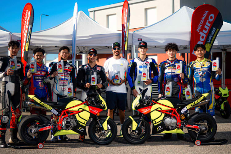 Die indonesischen Nachwuchsfahrer mit Franco Morbidelli, Andrea Migno und Matteo Gabbarini