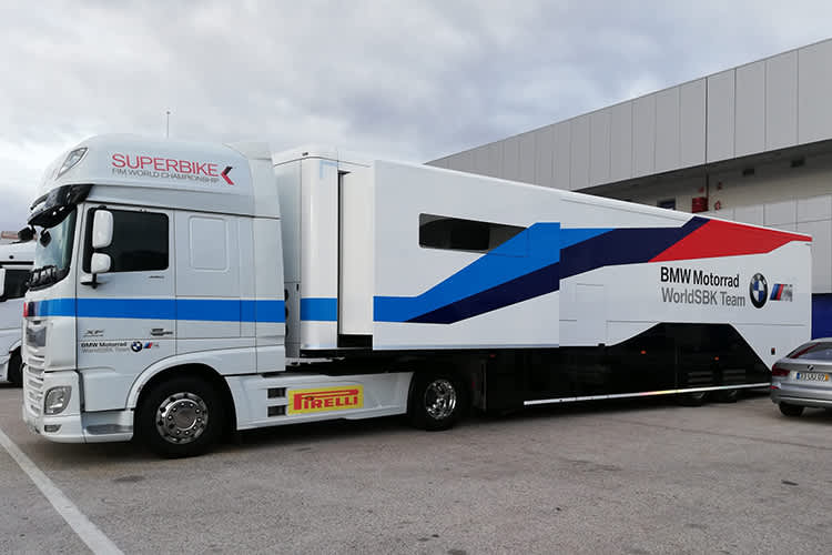 Die Trucks lassen erahnen, wie das BMW-Team 2019 auftritt