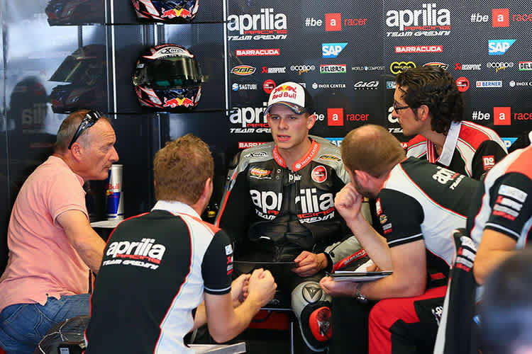 Stefan Bradl mit dem Aprilia-Team