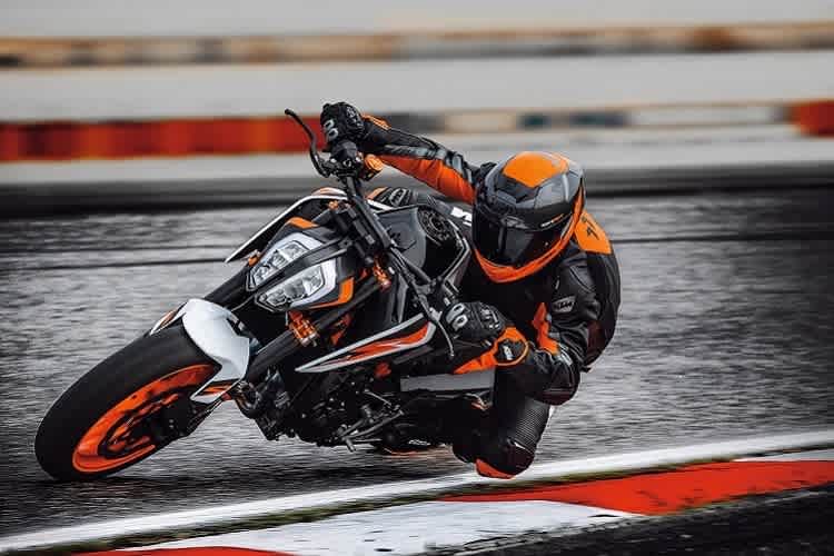  KTM 890 Duke in Action