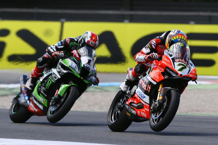 Seltenes Bild 2017: Chaz Davies vor Jonathan Rea