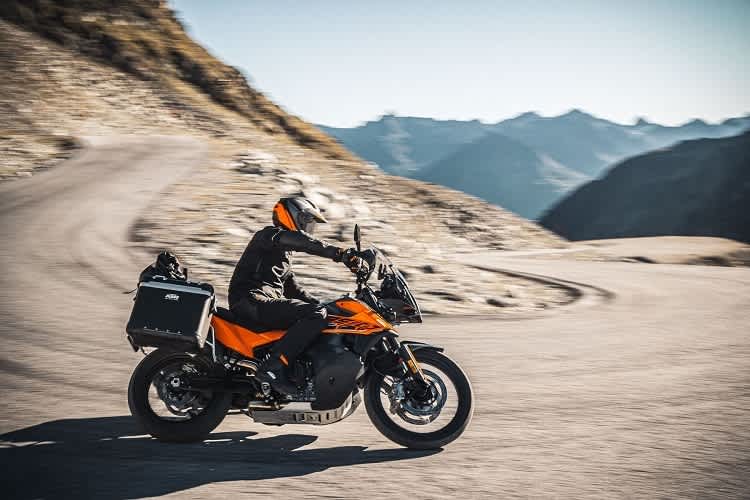 Mit der KTM 890 Adventure will KTM  im Strasseneinsatz den Massstab setzen für Mittellklasse-Reise-Enduros