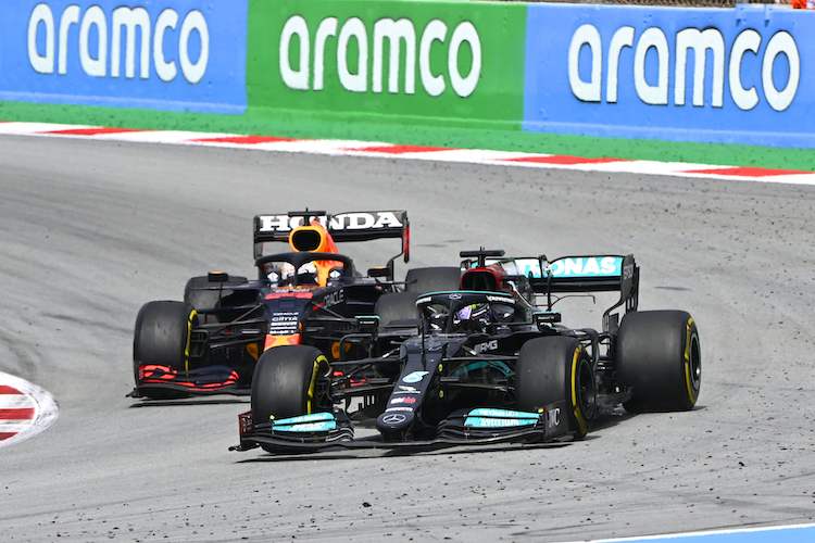 Lewis Hamilton zog aussen an Max Verstappen vorbei