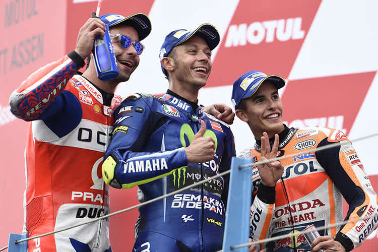 2017 standen Danilo Petrucci, Valentino Rossi und Marc Márquez in Assen auf dem Podest
