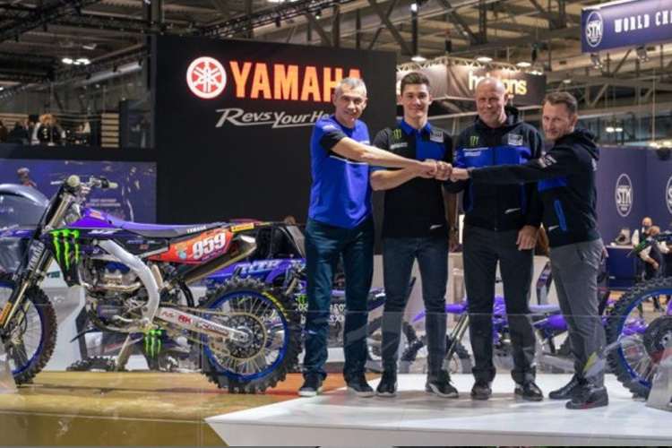 Maxime Renaux (2.v.l.) neben seinem neuen Teamchef Luis Vosters