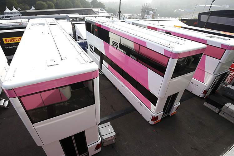Die Renntransporter im Fahrerlager von Spa-Francorchamps