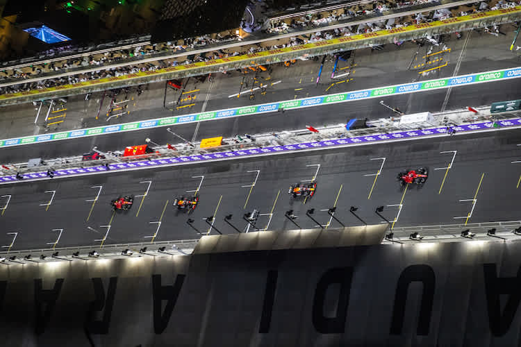 Sergio Pérez gab die dritte Position hinter Charles Leclerc und Max Verstappen erst nach dem Restart an Carlos Sainz zurück