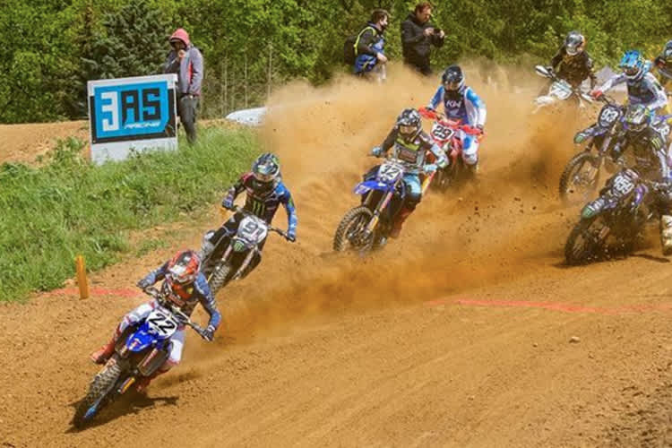 Kevin Strijbos übernahm im ersten Lauf die Führung vor Jeremy Seewer 