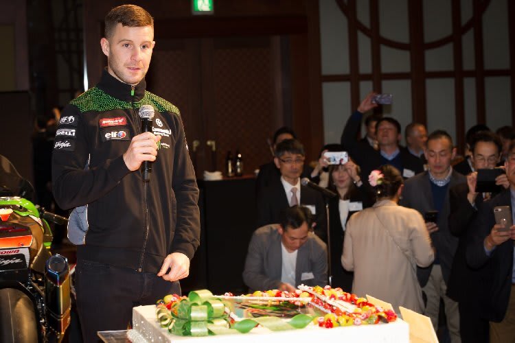 Jonathan Rea schnitt persönlich den Kuchenan