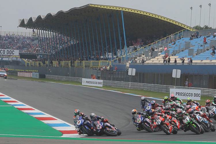 Erste Kurve in Assen: Gerloff (31) gegen Razgatlioglu