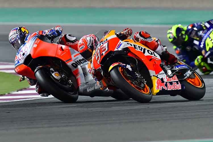 Andrea Dovizioso in der Zielkurve von Katar, neben ihm Márquez, dahinter Rossi