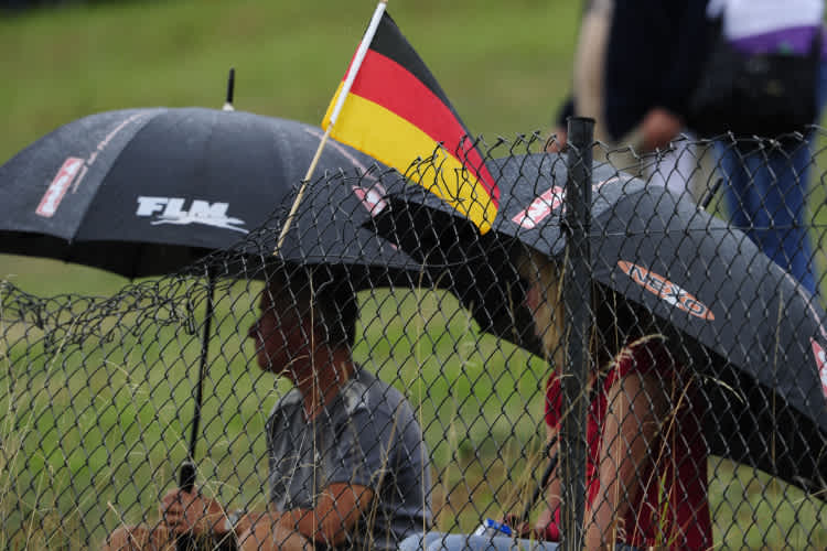 Die deutschen Fans stehen auch weiterhin im Regen