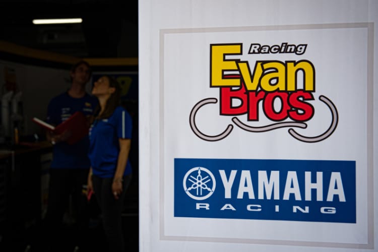 Ab Most sitzt ein anderer Italiener auf der schnellen Yamaha R6 des Teams Evan Bros