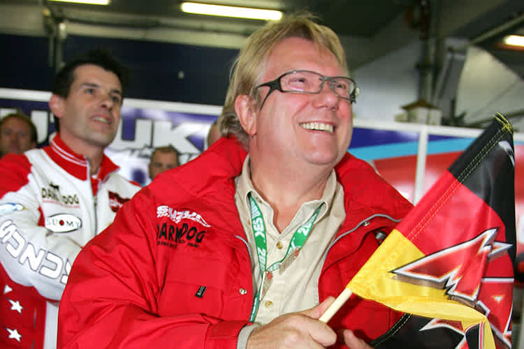 Alstare-Teamchef Francis Batta mit Neukirchner-Fahne