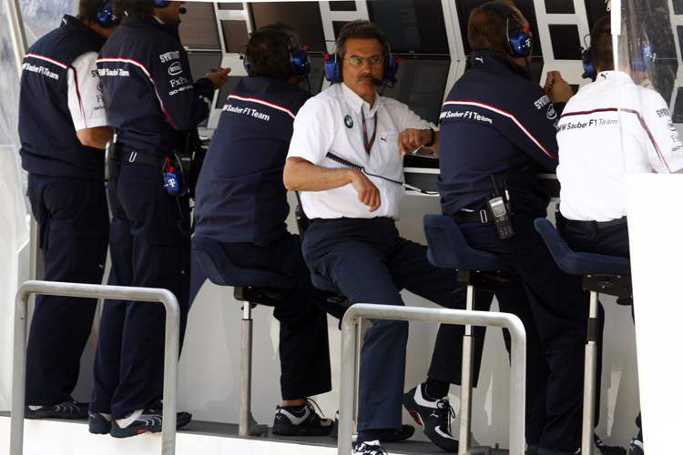 BMW-Steuermann Dr. Mario Theissen auf dem Kommandostand