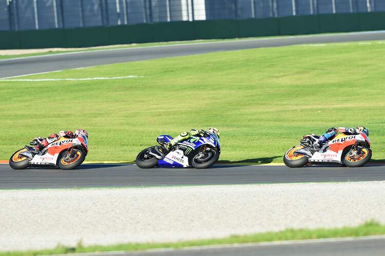 Nach dem Valencia-GP durfte Alex bereits die MotoGP-Maschine von Marc testen und traf auf Valentino Rossi